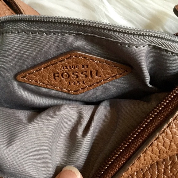 ✨SOLD✨Fossil Genuine Leather Crossbody Bag - Picture 8 of 8
